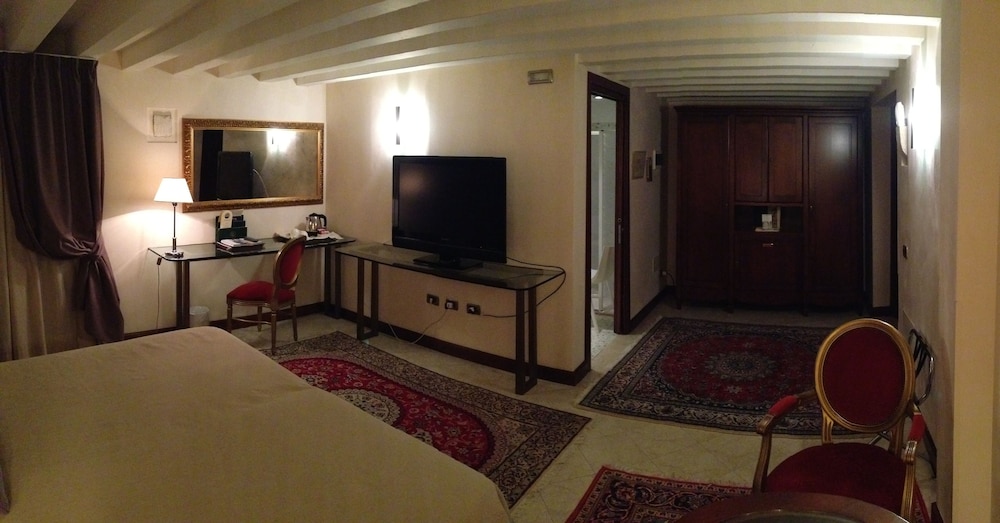 Liassidi Palace Hotel — Hotel rooms in Venice, Veneto