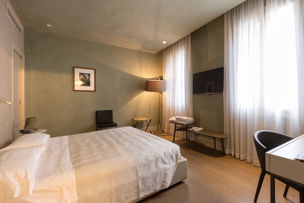 Liassidi Palace Hotel — Hotel rooms in Venice, Veneto