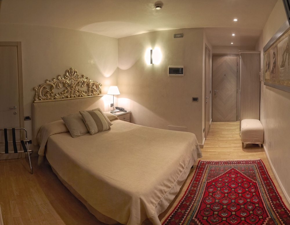 Liassidi Palace Hotel — Hotel rooms in Venice, Veneto