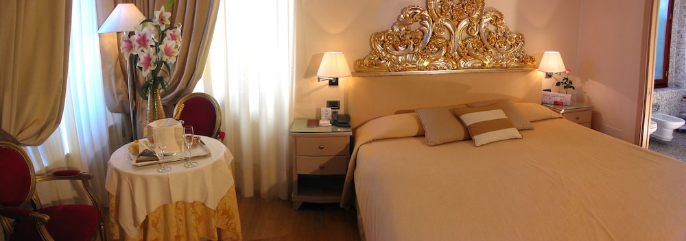 Liassidi Palace Hotel — Hotel rooms in Venice, Veneto