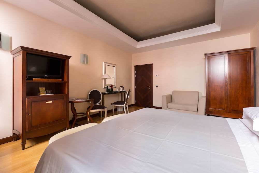 Liassidi Palace Hotel — Hotel rooms in Venice, Veneto