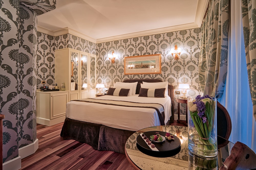 Londra Palace Venezia — Hotel rooms in Venice, Veneto