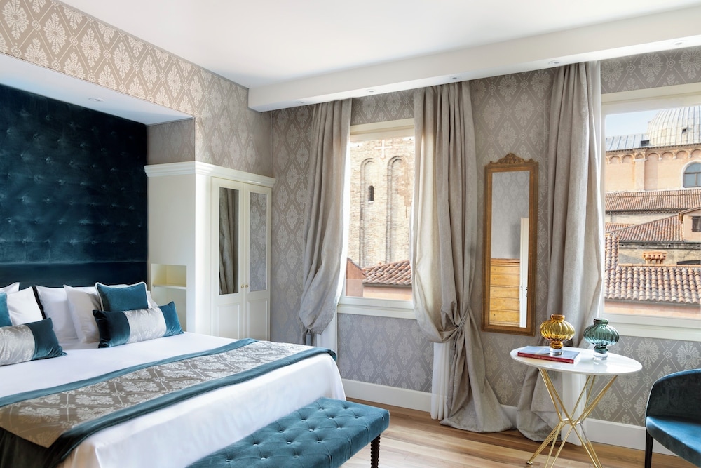 Londra Palace Venezia — Hotel rooms in Venice, Veneto