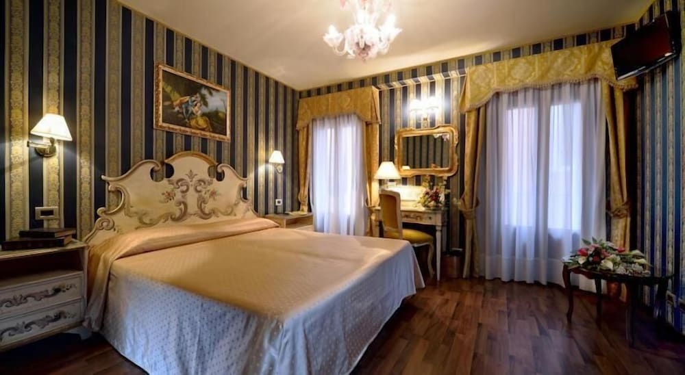 Hotel Lux — Hotel rooms in Venice, Veneto