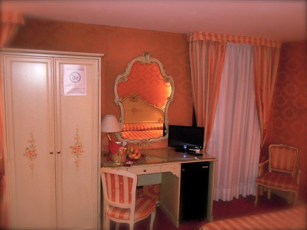 Hotel Lux — Hotel rooms in Venice, Veneto