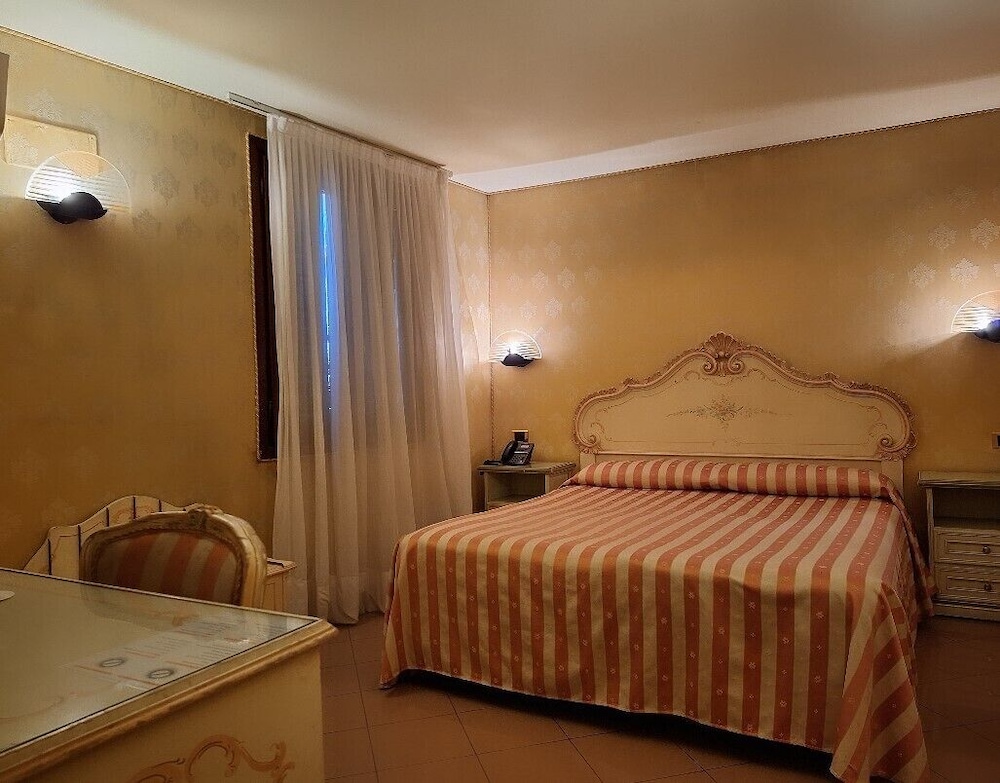 Hotel Lux — Hotel rooms in Venice, Veneto