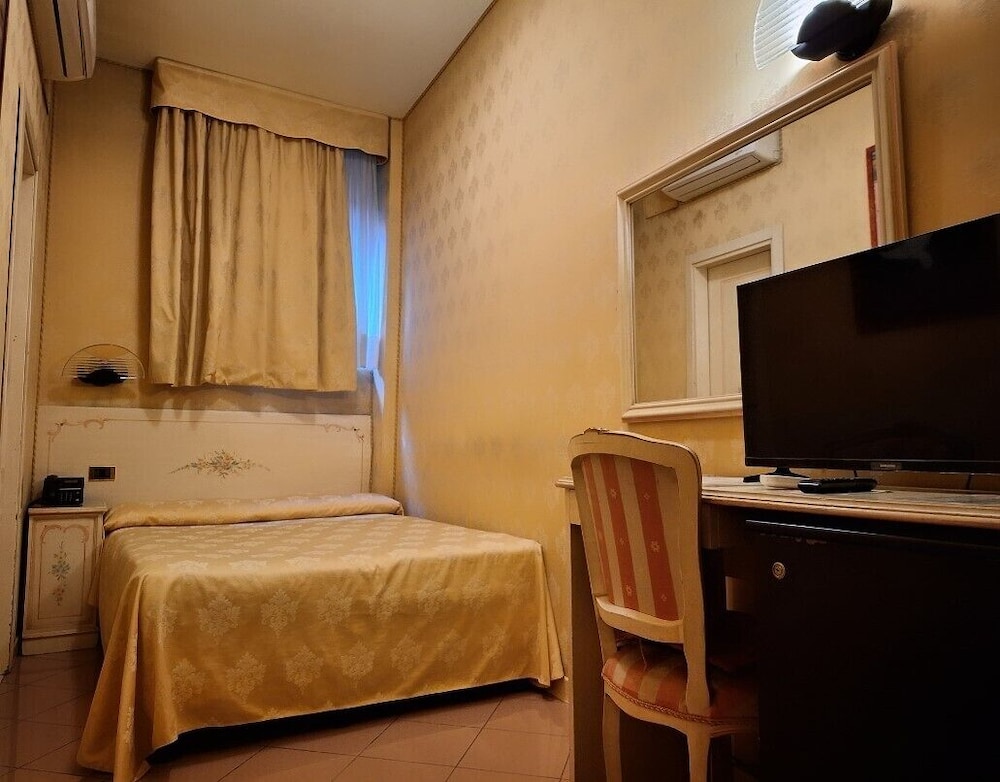 Hotel Lux — Hotel rooms in Venice, Veneto