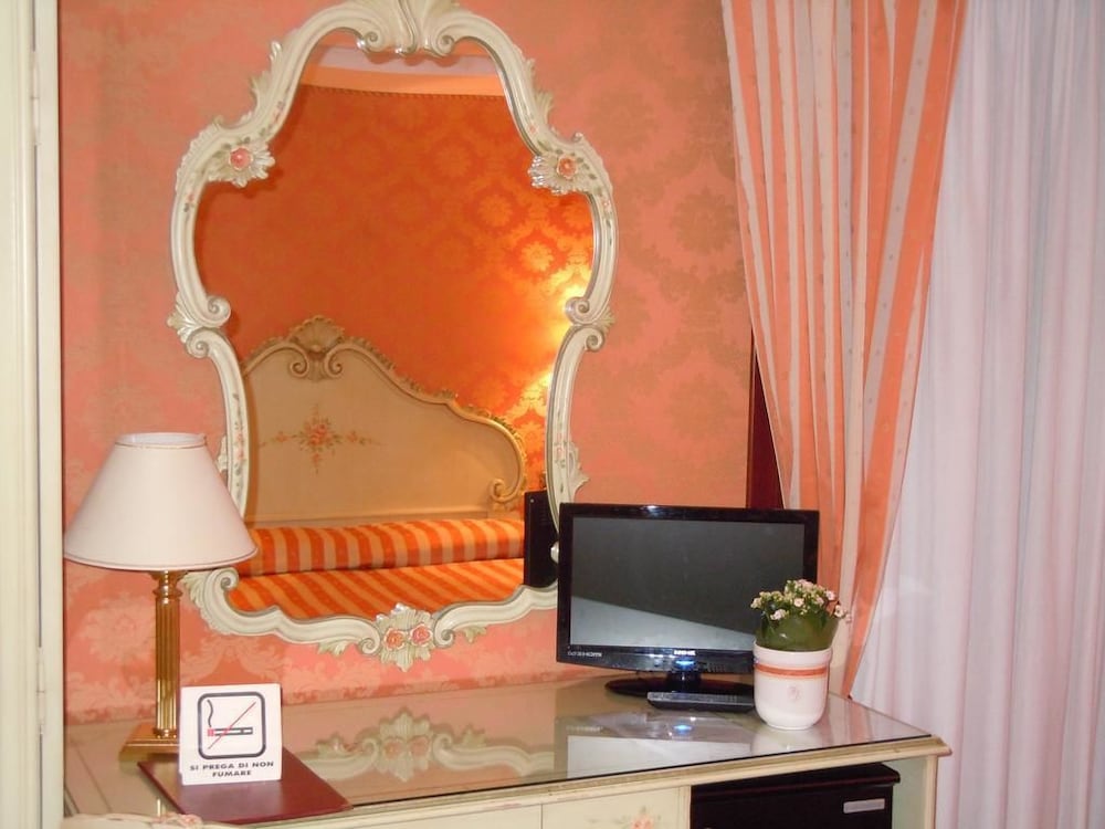 Hotel Lux — Hotel rooms in Venice, Veneto
