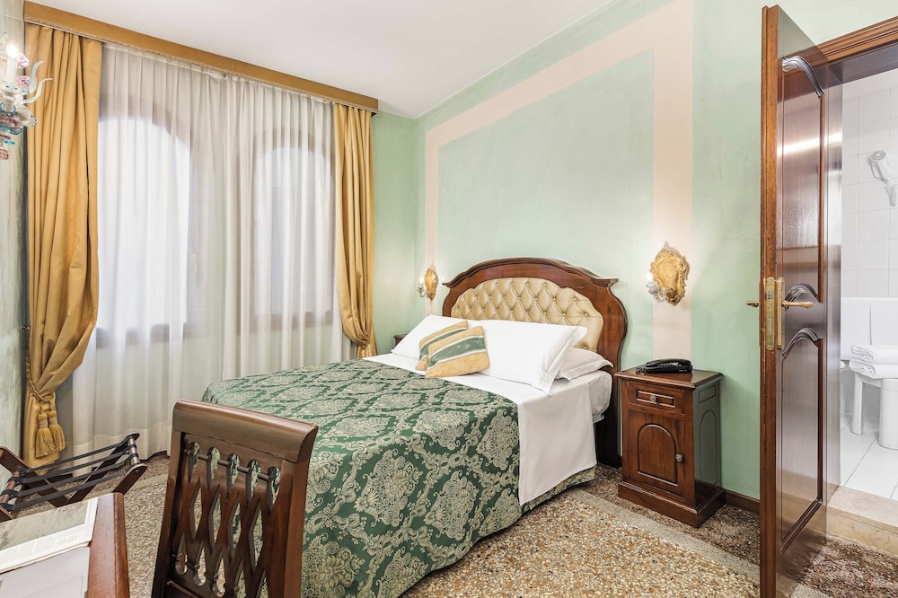 Hotel Marconi — Hotel rooms in Venice, Veneto