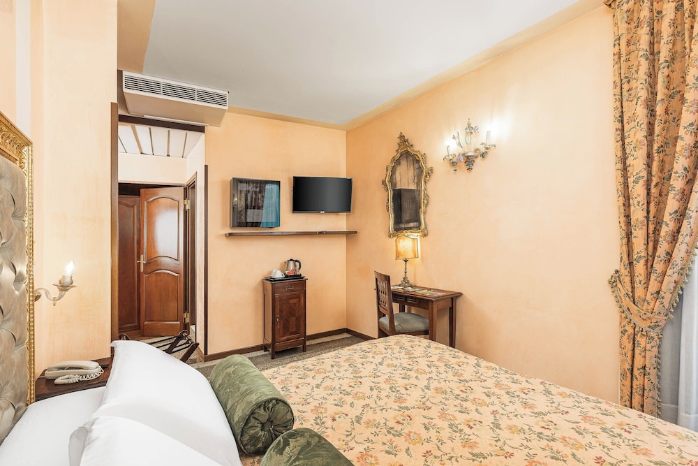 Hotel Marconi — Hotel rooms in Venice, Veneto