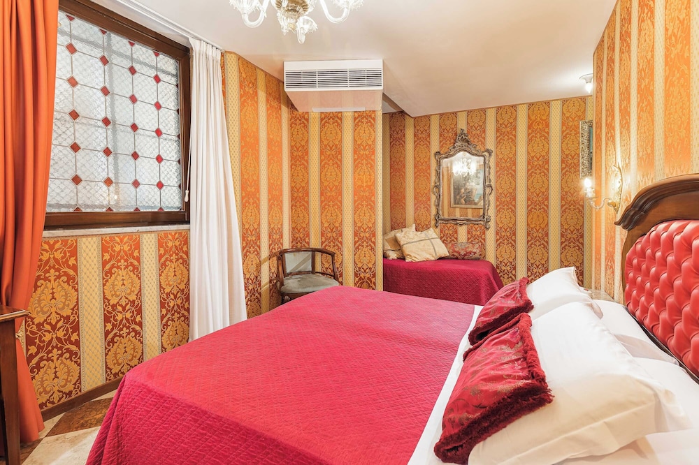Hotel Marconi — Hotel rooms in Venice, Veneto