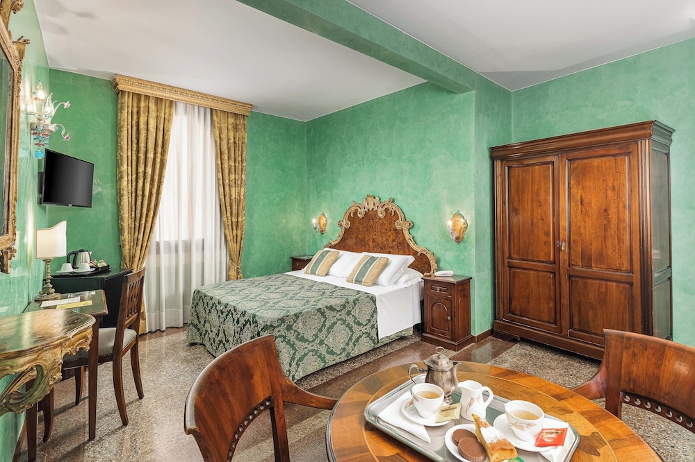 Hotel Marconi — Hotel rooms in Venice, Veneto
