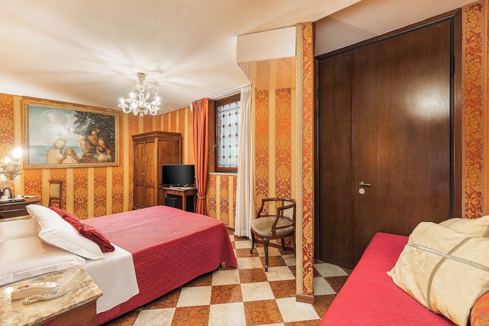 Hotel Marconi — Hotel rooms in Venice, Veneto