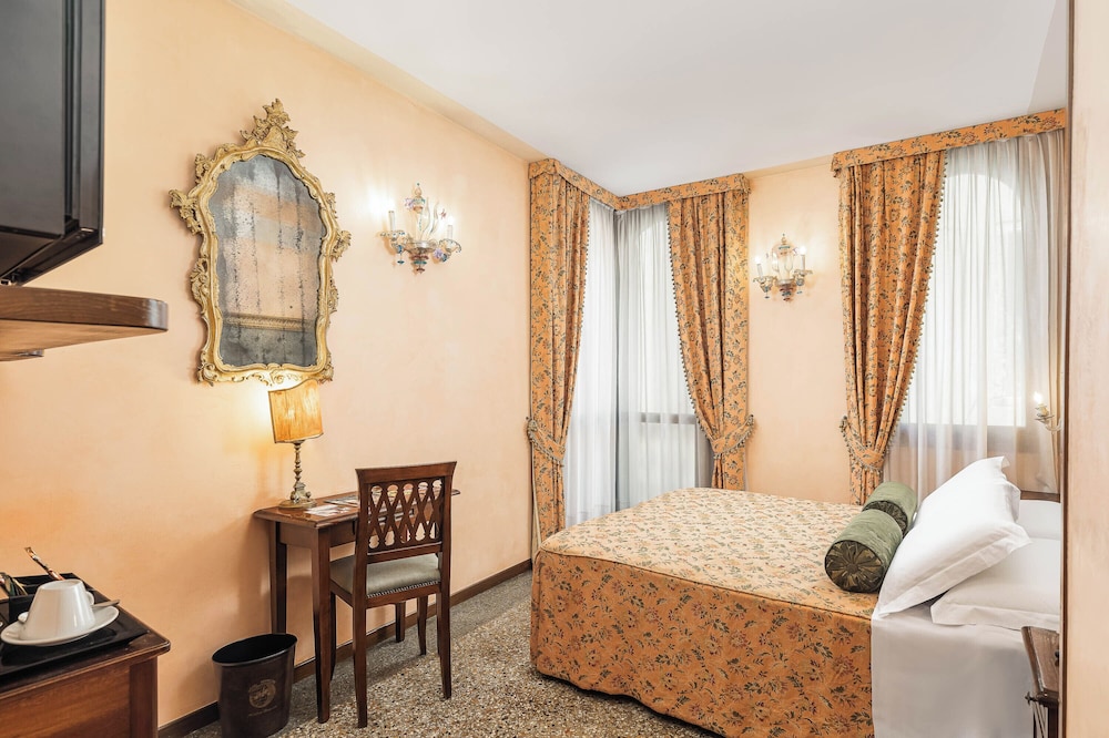 Hotel Marconi — Hotel rooms in Venice, Veneto