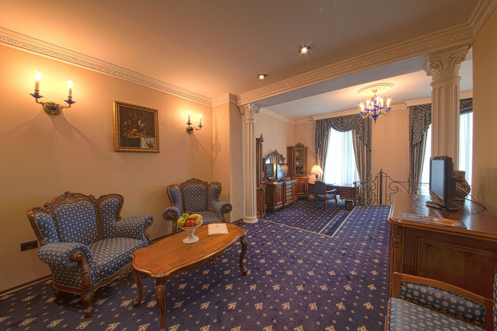 Grand Hotel London — Hotel rooms in Varna, Varna Region