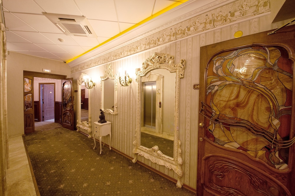 Grand Hotel London — Hotel building in Varna, Varna Region