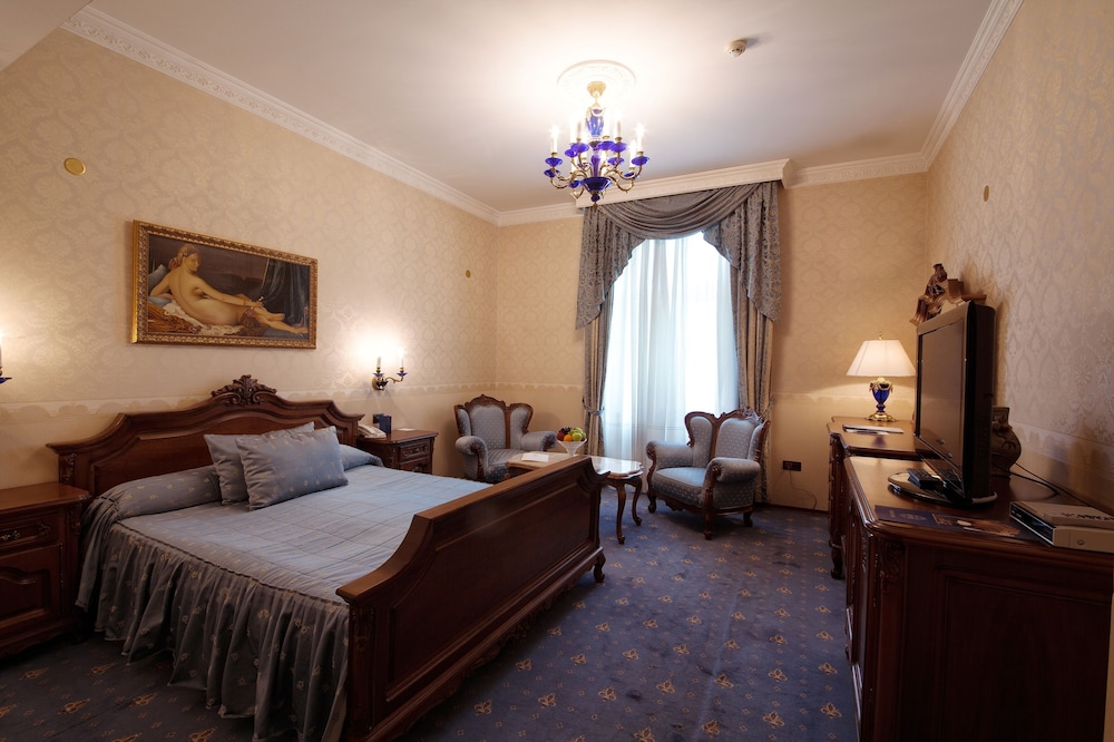 Grand Hotel London — Hotel rooms in Varna, Varna Region