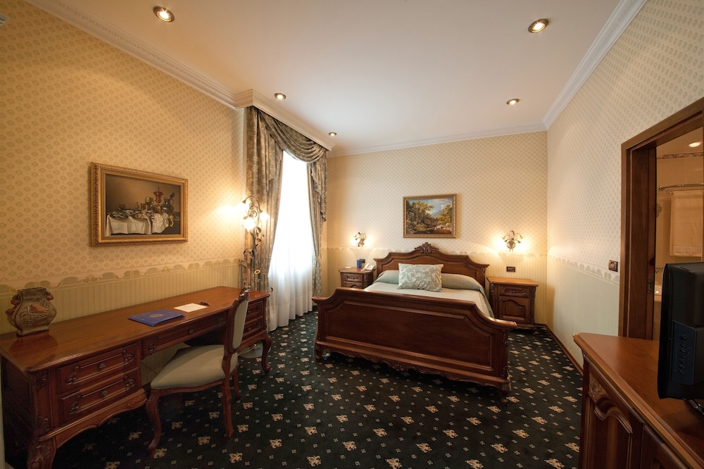 Grand Hotel London — Hotel rooms in Varna, Varna Region