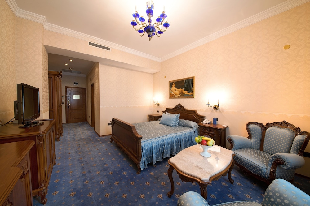 Grand Hotel London — Hotel rooms in Varna, Varna Region