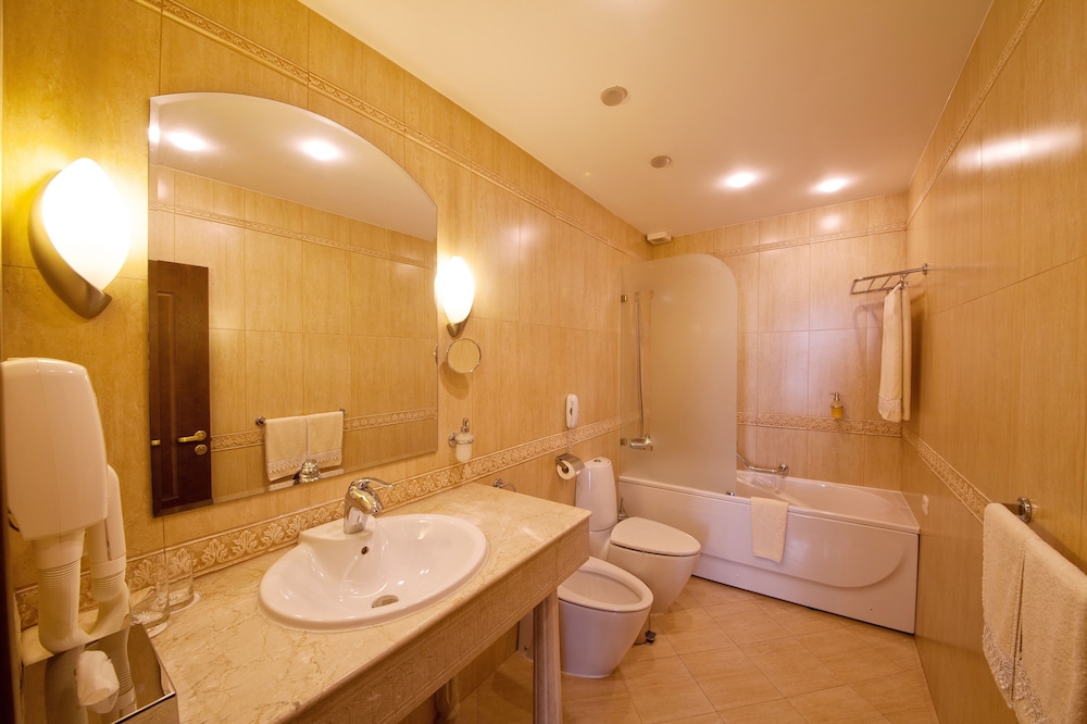 Grand Hotel London — Hotel rooms in Varna, Varna Region
