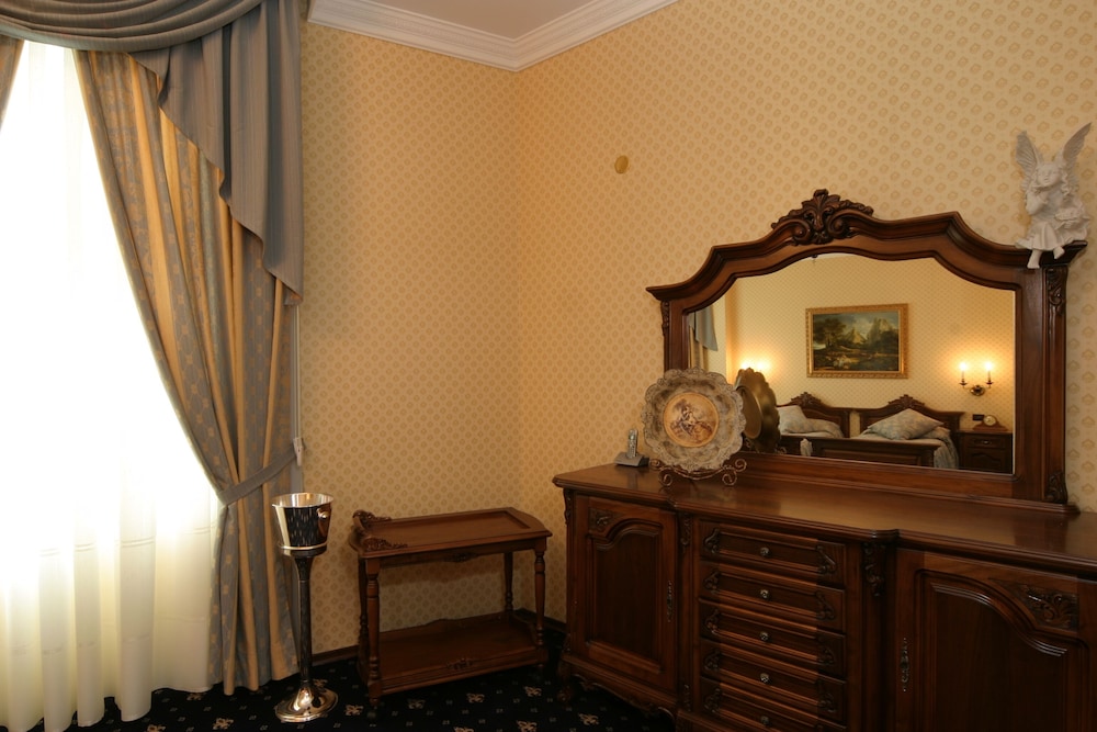 Grand Hotel London — Hotel rooms in Varna, Varna Region