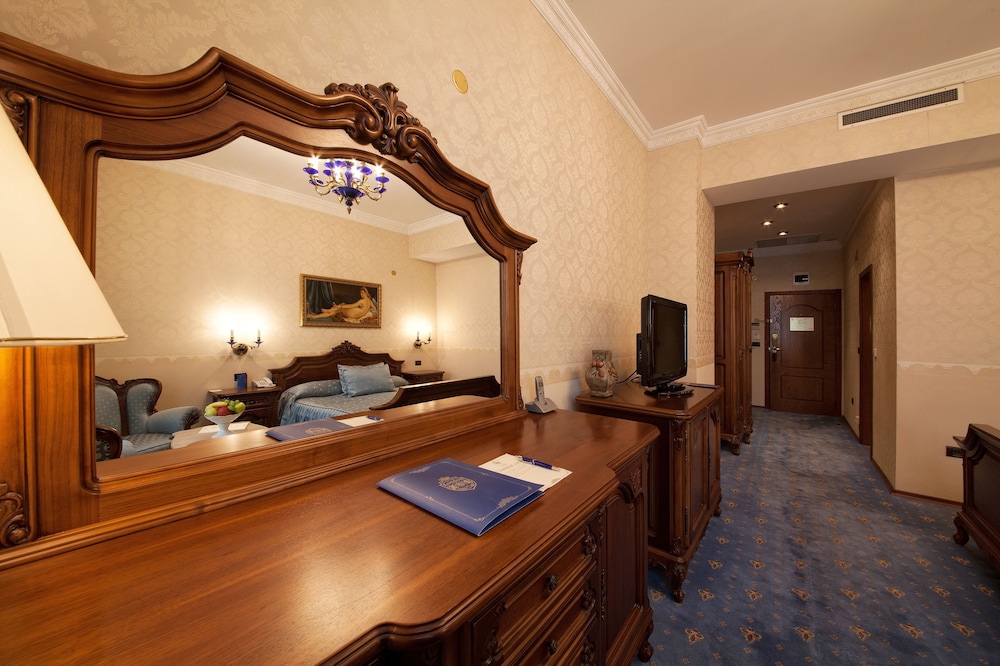 Grand Hotel London — Hotel rooms in Varna, Varna Region