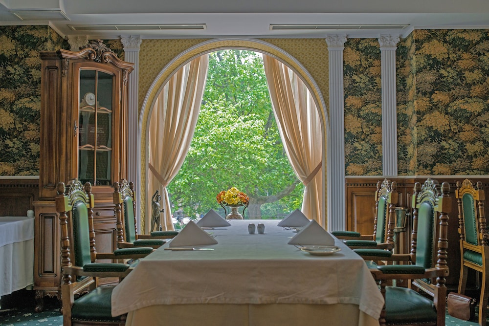 Grand Hotel London — Restaurant & bars in Varna, Varna Region