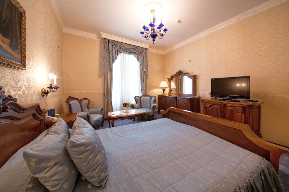 Grand Hotel London — Hotel rooms in Varna, Varna Region
