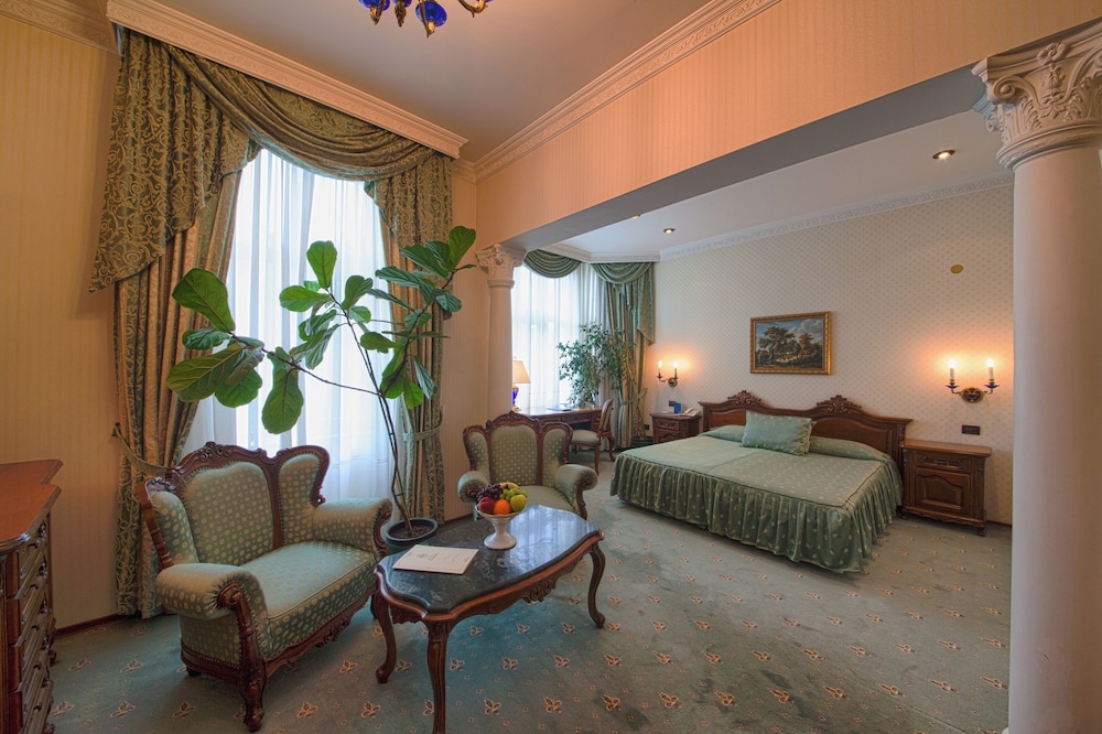 Grand Hotel London — Hotel rooms in Varna, Varna Region