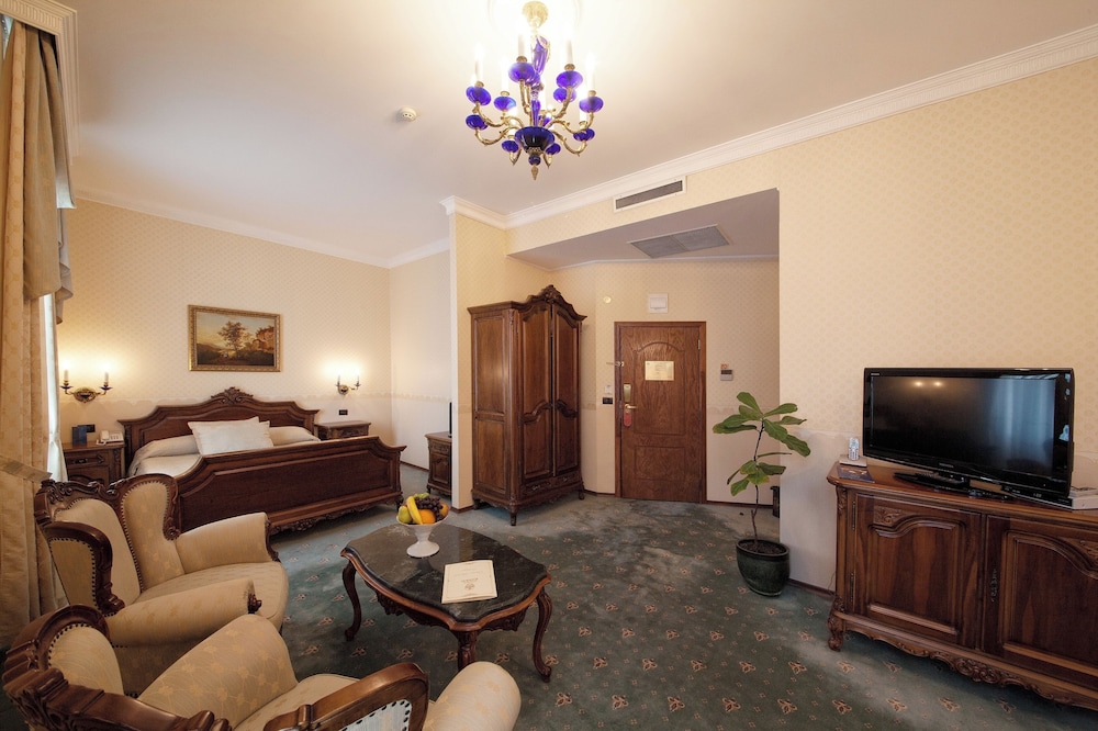 Grand Hotel London — Hotel rooms in Varna, Varna Region