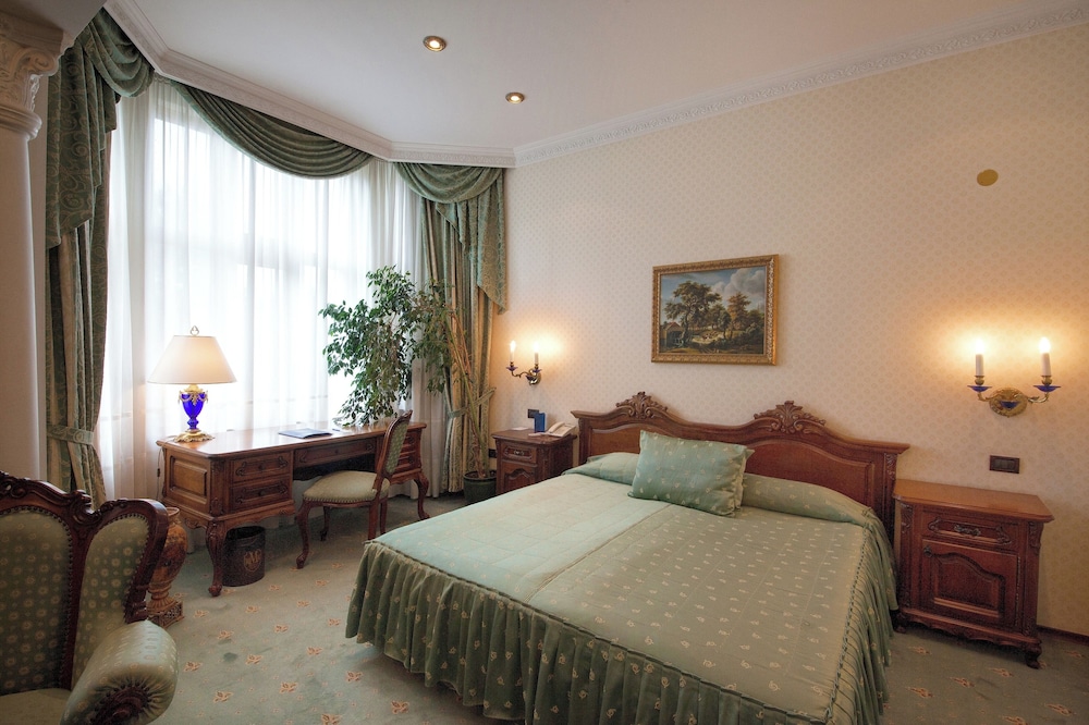 Grand Hotel London — Hotel rooms in Varna, Varna Region