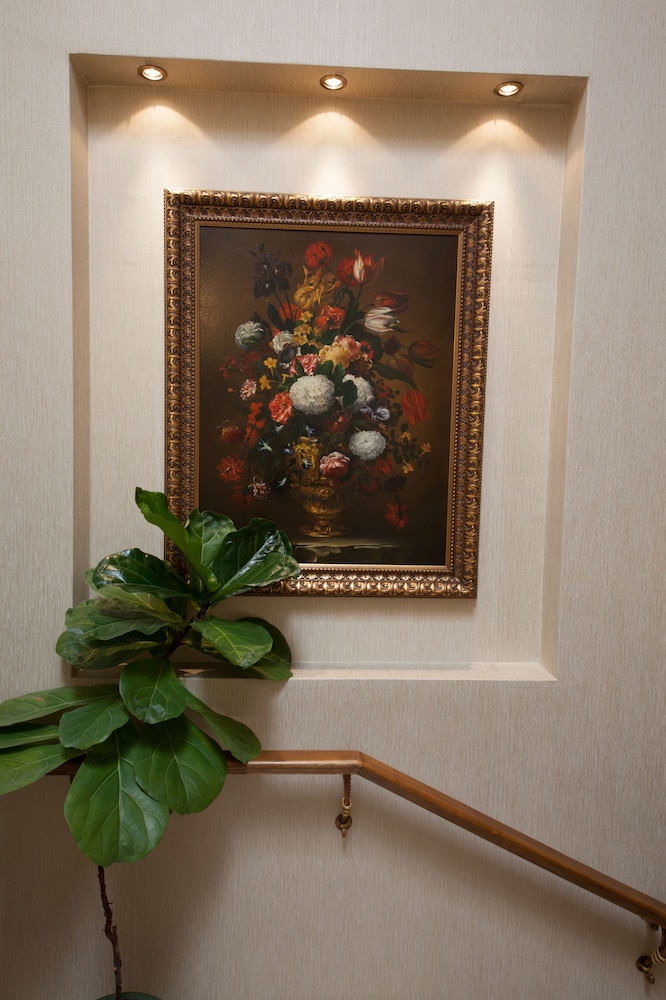 Grand Hotel London — Hotel building in Varna, Varna Region