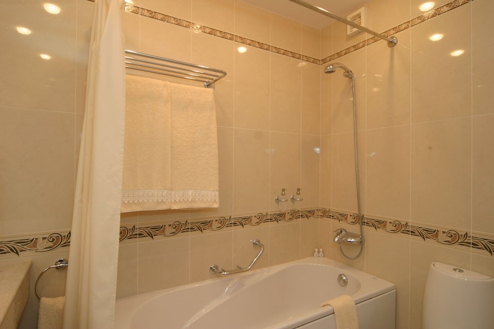 Grand Hotel London — Hotel rooms in Varna, Varna Region