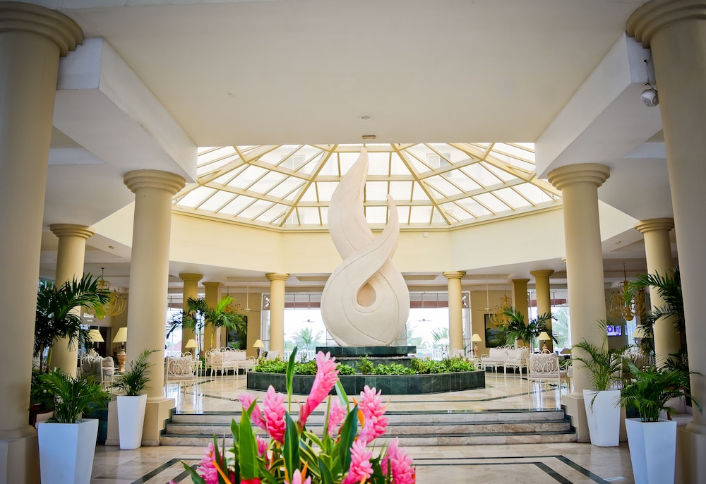 Bahia Principe Explore Jamaica - Hyatt Inclusive Collection - All Inclusive - Totally Refurbished in 2026 — Hotel building in Runaway Bay