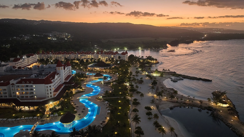 Bahia Principe Explore Jamaica - Hyatt Inclusive Collection - All Inclusive - Totally Refurbished in 2026 — Swimming pool in Runaway Bay