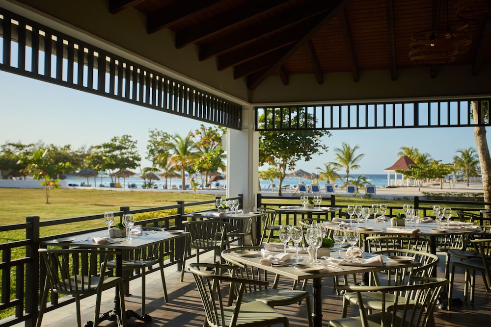 Bahia Principe Explore Jamaica - Hyatt Inclusive Collection - All Inclusive - Totally Refurbished in 2026 — Restaurant & bars in Runaway Bay