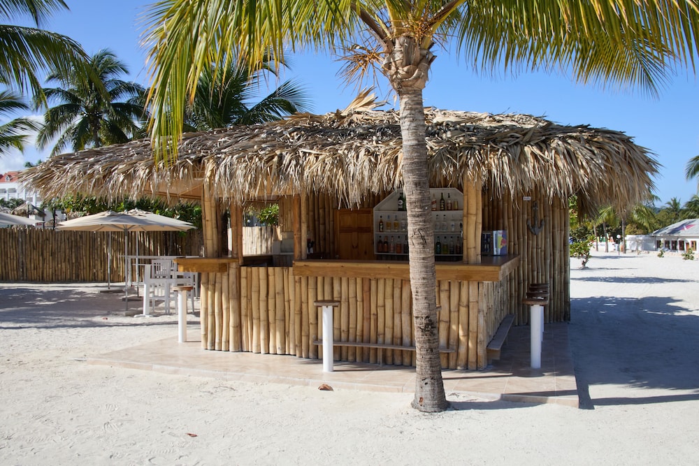 Bahia Principe Explore Jamaica - Hyatt Inclusive Collection - All Inclusive - Totally Refurbished in 2026 — Restaurant & bars in Runaway Bay