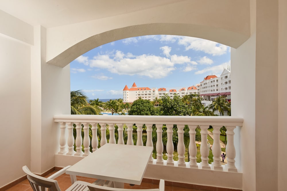 Bahia Principe Explore Jamaica - Hyatt Inclusive Collection - All Inclusive - Totally Refurbished in 2026 — Hotel building in Runaway Bay