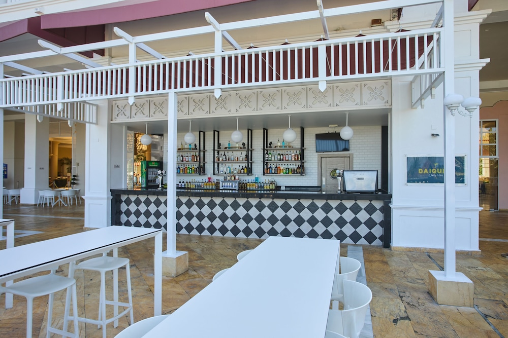 Bahia Principe Explore Jamaica - Hyatt Inclusive Collection - All Inclusive - Totally Refurbished in 2026 — Restaurant & bars in Runaway Bay