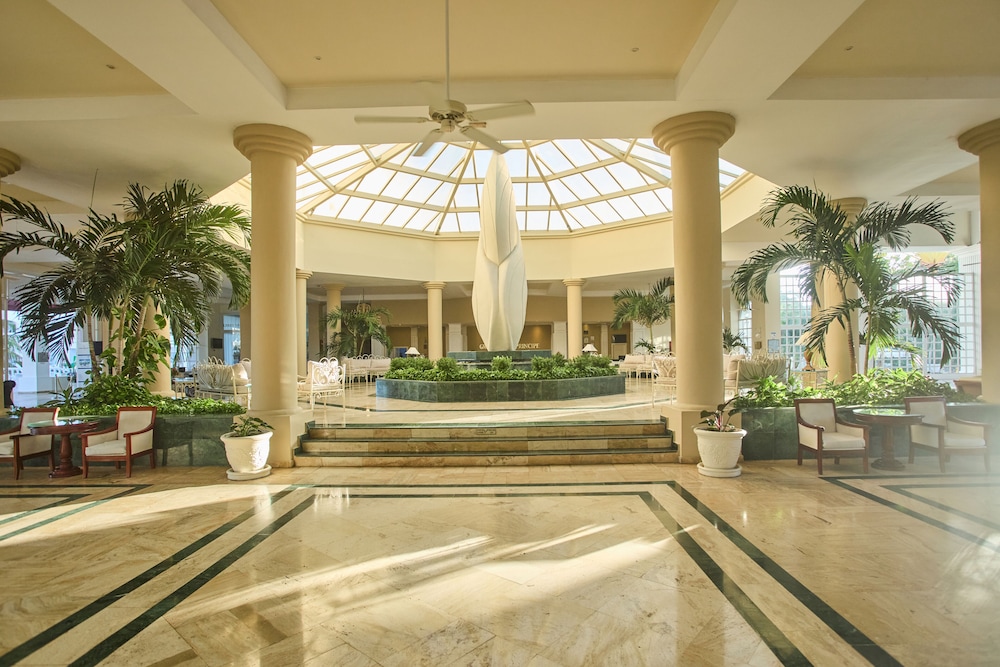 Bahia Principe Explore Jamaica - Hyatt Inclusive Collection - All Inclusive - Totally Refurbished in 2026 — Hotel building in Runaway Bay