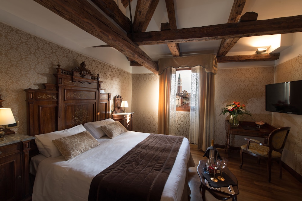 Palazzo Bembo - Exclusive Accommodation — Hotel rooms in Venice, Veneto