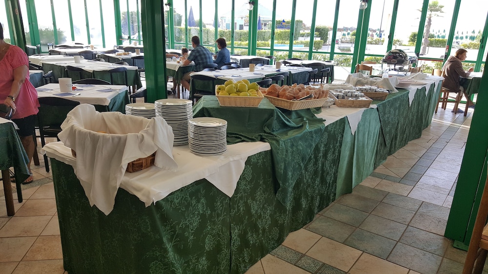 Hotel Heron — Restaurant & bars in Jesolo, Veneto