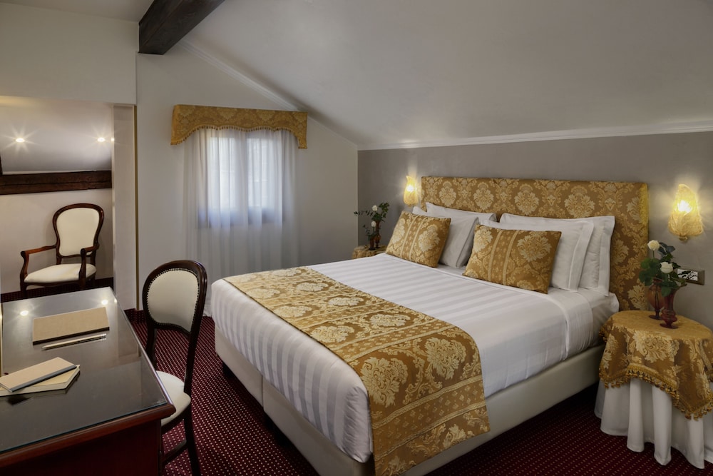 Hotel Pausania — Hotel rooms in Venice, Veneto