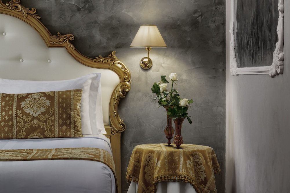 Hotel Pausania — Hotel rooms in Venice, Veneto