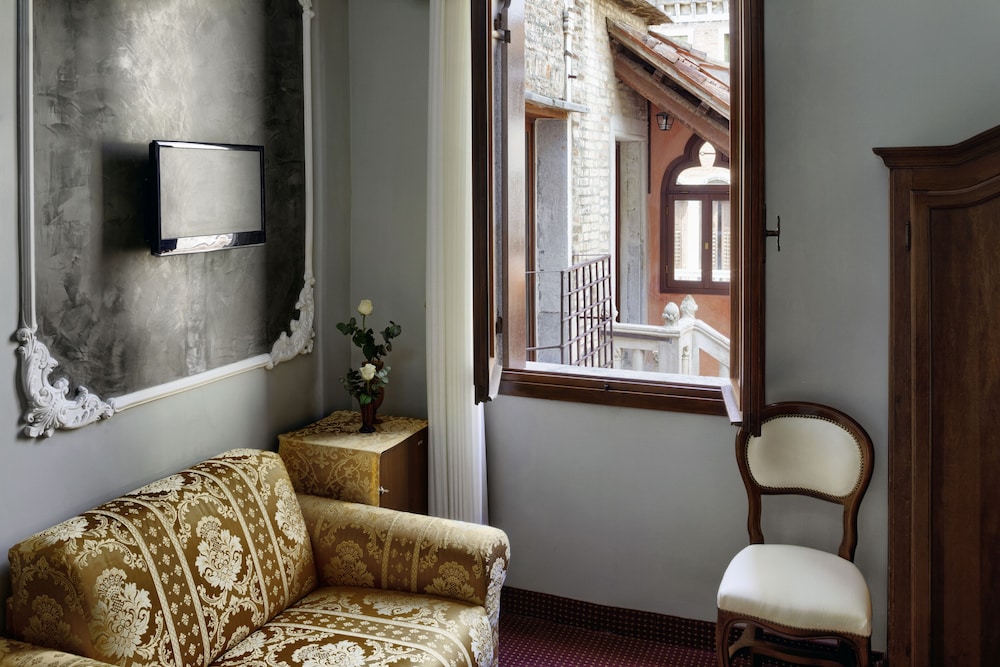 Hotel Pausania — Hotel rooms in Venice, Veneto