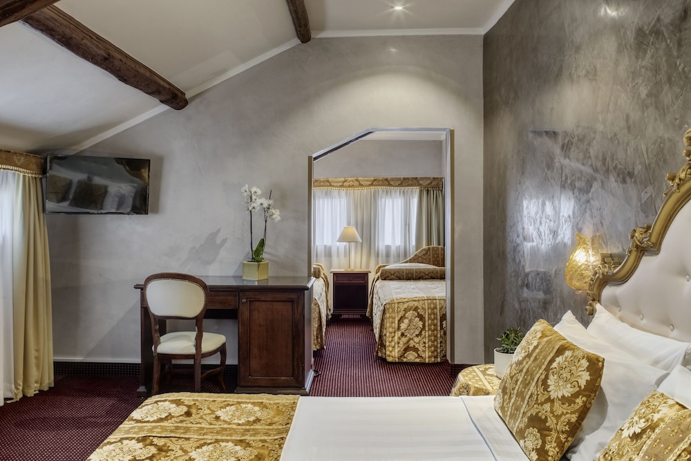 Hotel Pausania — Hotel rooms in Venice, Veneto