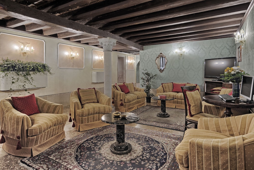 Hotel Pausania — Hotel rooms in Venice, Veneto