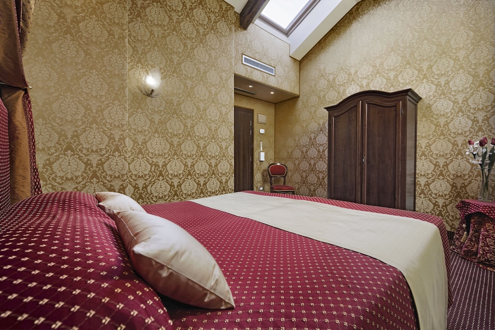 Hotel Pausania — Hotel rooms in Venice, Veneto