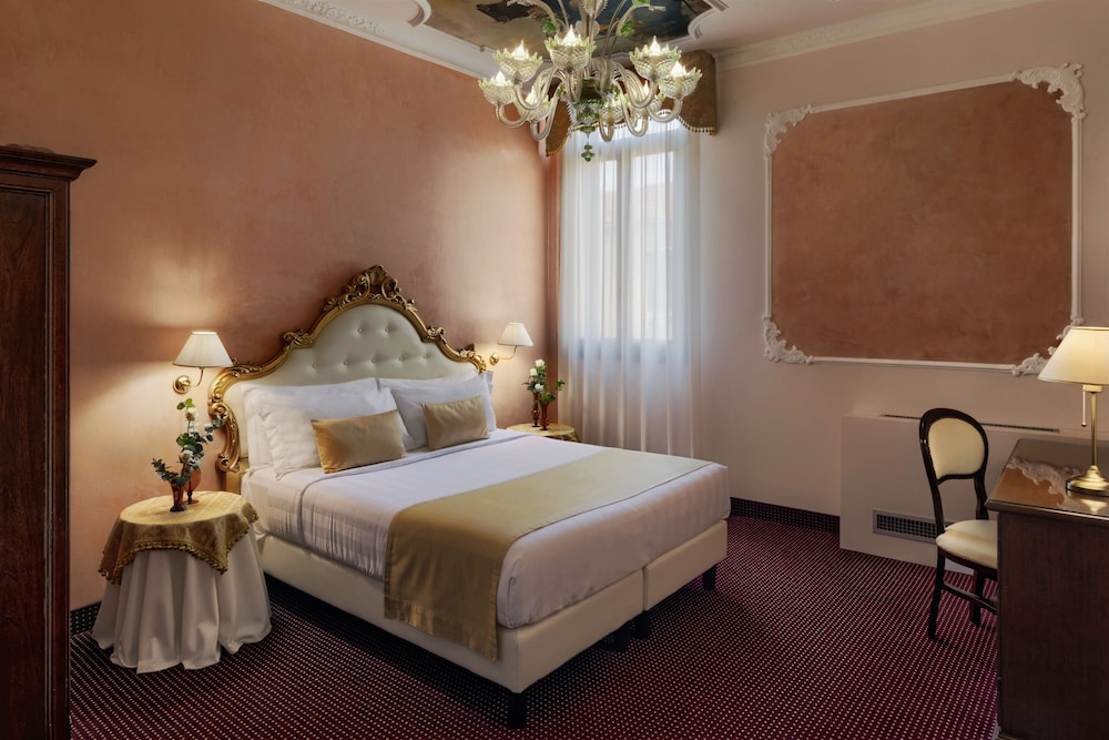 Hotel Pausania — Hotel rooms in Venice, Veneto