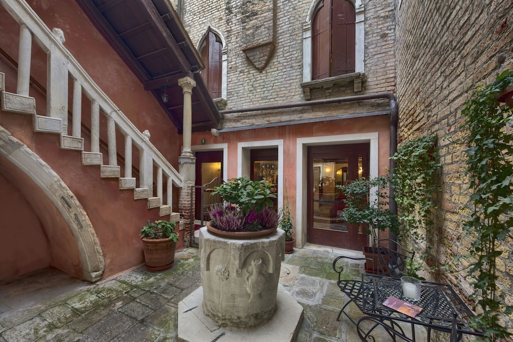 Hotel Pausania — Hotel building in Venice, Veneto